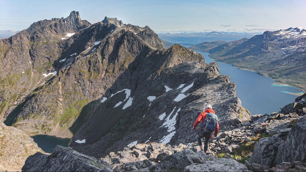 Ersfjordtraversen on seikkailu-urheilijan unelma pohjois-Norjan vuoriharjanteilla